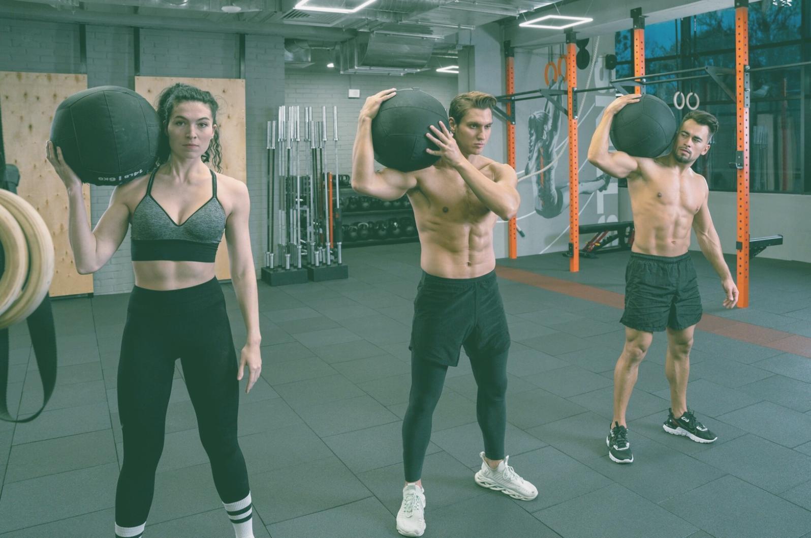 Espacio de entrenamiento con equipamiento especializado para fundamentos de gimnasia en Selthranex